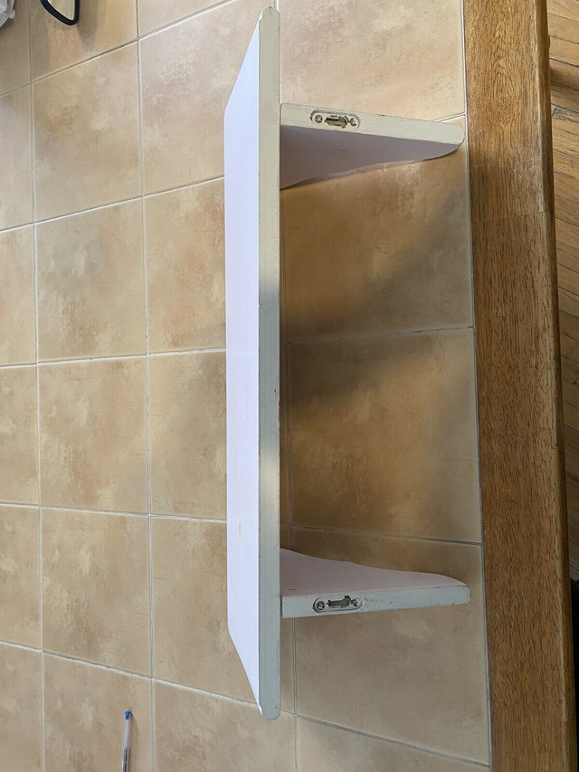 Shelf mountable on wall one painted/one pure Oak!  dans Décoration intérieure et accessoires  à Région de Windsor - Image 2