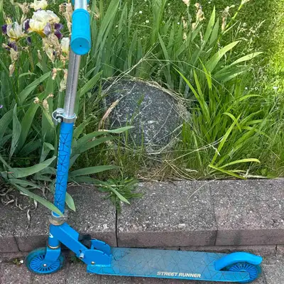 Second-hand blue scooter in good working condition. Height is adjustable – great for kids or teens....