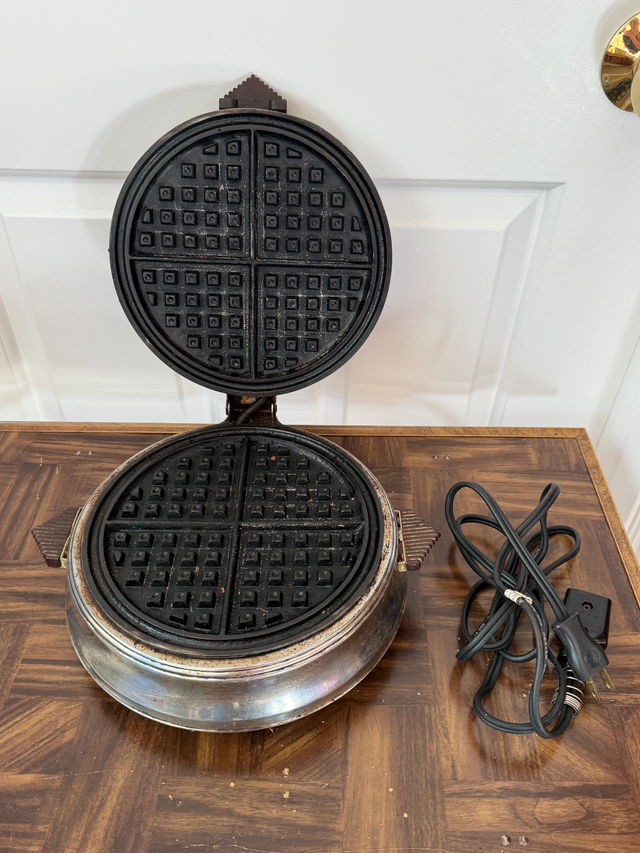 Vintage, Collectible BERSTED Electric Waffle Iron early 1950's in Arts & Collectibles in Markham / York Region - Image 4