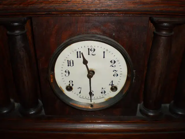 Table and Wall Clocks in Home Décor & Accents in City of Toronto - Image 11