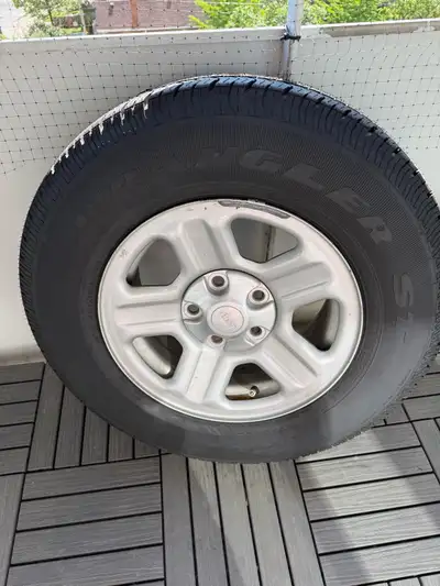 Brand new - not even 1km on this Goodyear Wrangler ST 225/75R/16 tire - with the factory “hairs”. Ti...