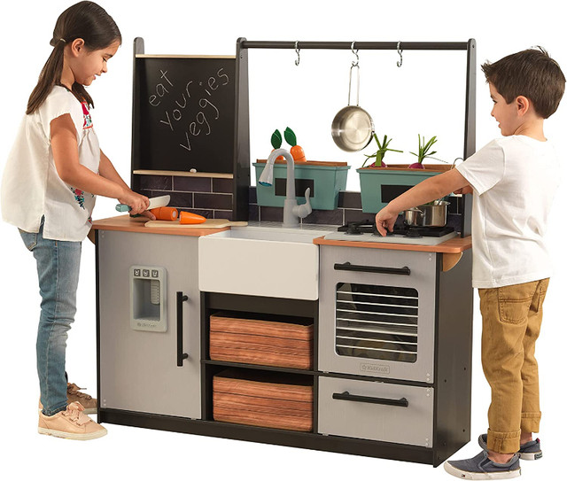 KidKraft Wooden Farm to Table Play Kitchen with EZ Kraft Assembl in Toys & Games in City of Toronto - Image 2