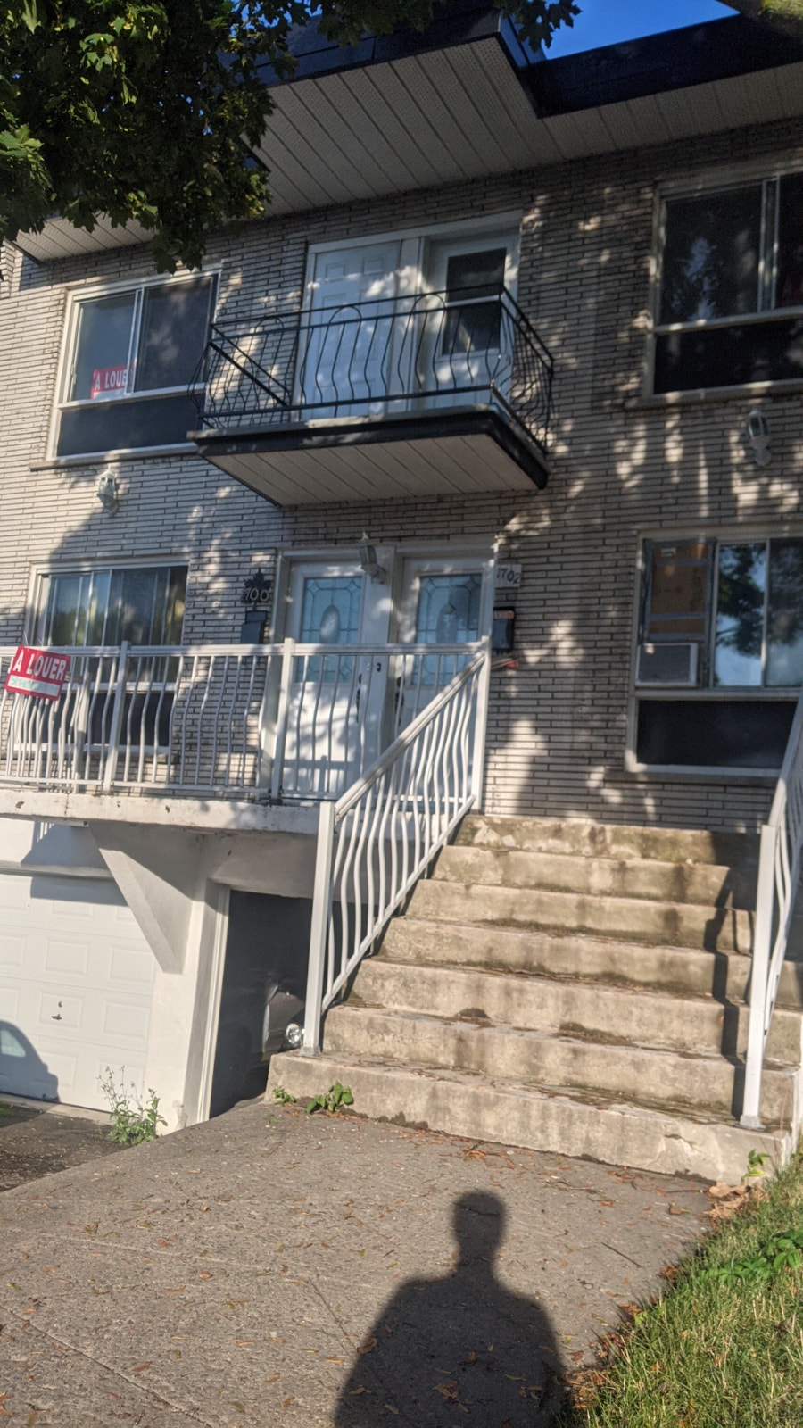 Spacieux 5 1/2 en haut d'un duplex, 500$ cadeau — photo 2