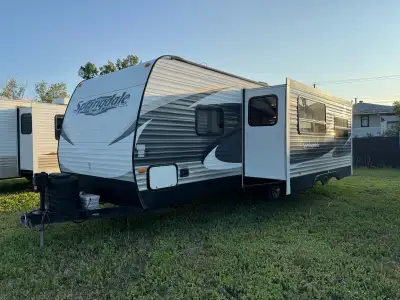 2015 KEYSTONE SPRINGDALE Trailer is in excellent condition. -Front bedroom with under bed huge stora...