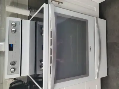 Excellent whirlpool range for sale. Works perfect, we just decided to change our appliances to stain...