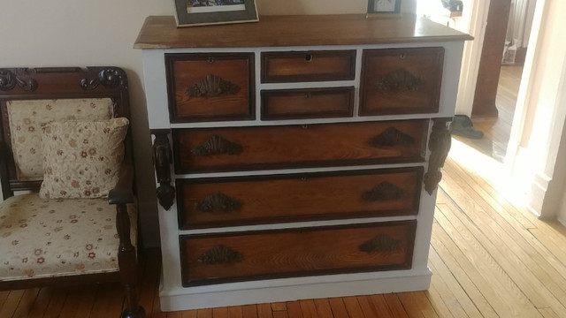 Meuble antique, commode dans Commodes et armoires  à Ville de Montréal