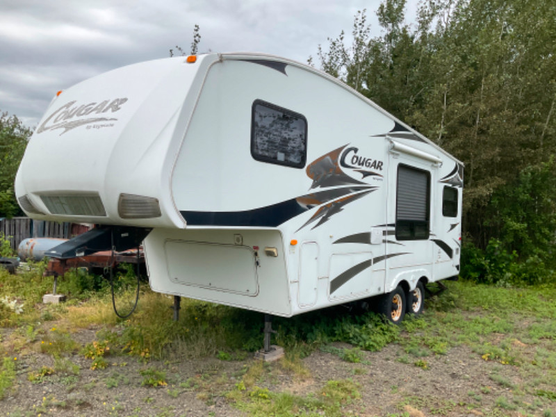 2008 25’ Keystone Cougar Fifth Wheel Trailer Travel Trailers