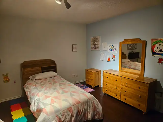 Lit simple 3 pieces avec matelas pour enfants tres propre in Beds & Mattresses in Laval / North Shore - Image 2