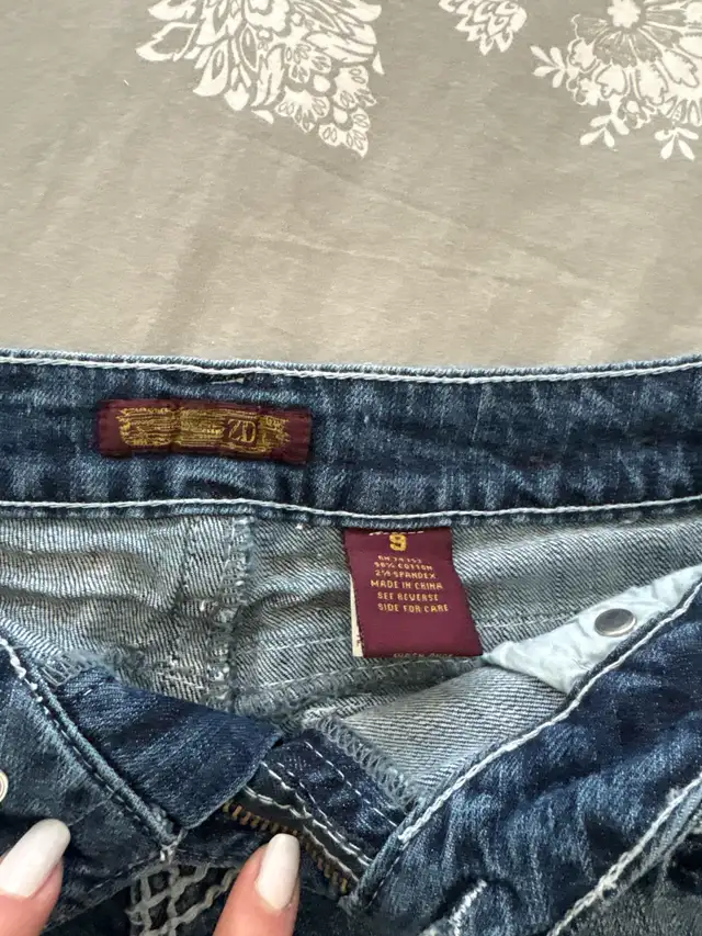 Seven7 Jeans Shorts in Women's - Bottoms in City of Montréal - Image 4
