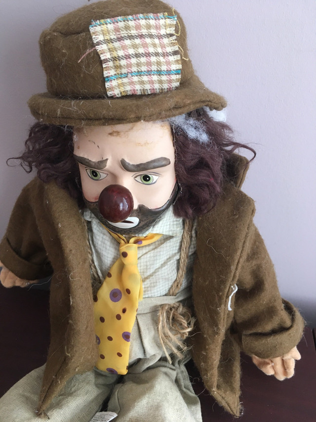 VINTAGE PORCELAIN CLOWN DOLL - AS IS in Arts & Collectibles in Belleville - Image 2