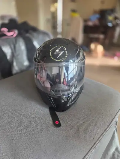 Stay safe and connected with this pre-owned Scorpion EXO-GT920 motorcycle helmet, featuring an integ...