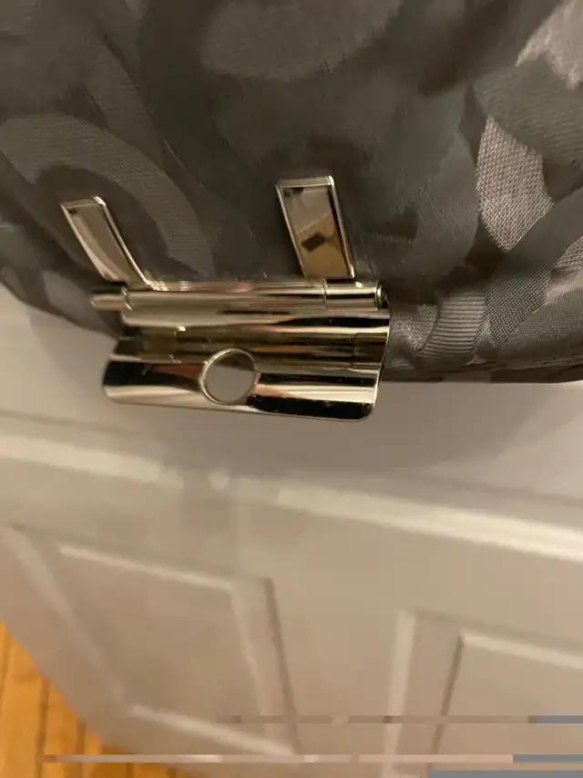 Coach purse with strap  in Women's - Bags & Wallets in Barrie - Image 9