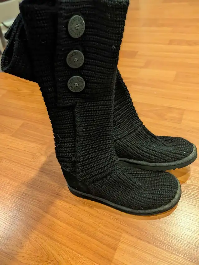 UGG Classic Cardy Knit Boots (US6-7) in Women's - Shoes in Markham / York Region - Image 3