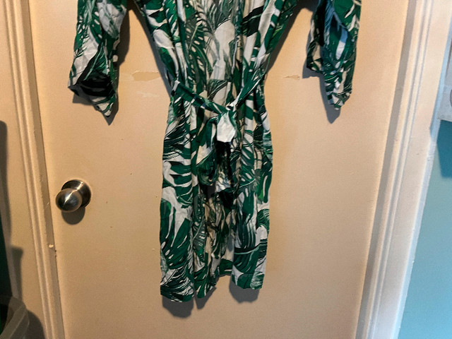 NWOT WOMENS TROPICAL LEAF ROBE in Women's - Other in Kitchener / Waterloo - Image 3