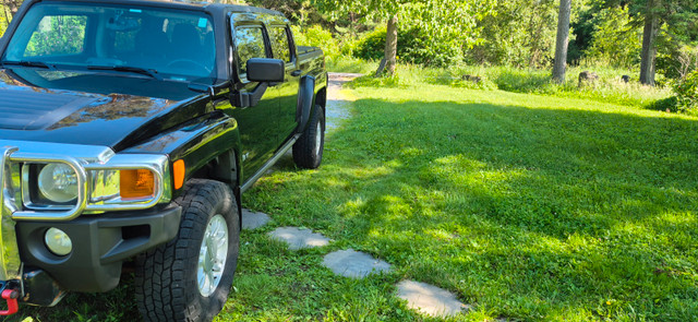 2009 Hummer H3T 4x4 3.7L 5 speed manual in Cars & Trucks in Muskoka - Image 2