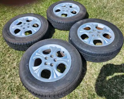4 Mags Enkeï d'origine toyota. - Bolt pattern 5x100 - Pneus 195/65R15 encore bon pour 2 saisons. - L...