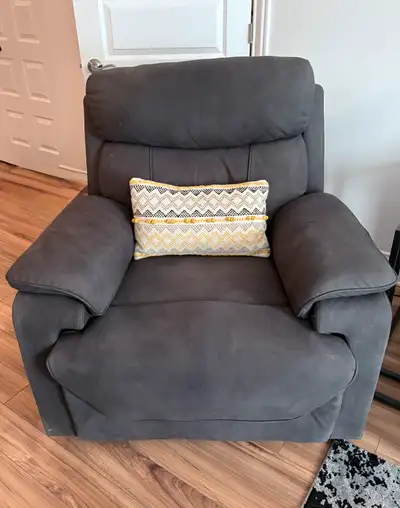 Fauteuil inclinable électrique Gris granite * À noter que le fauteuil à une tâche de cire dû a une c...