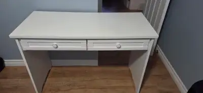 Petit bureau, View more