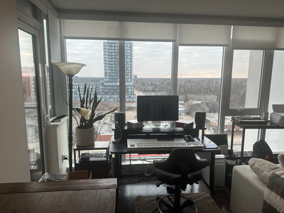 Beautiful bright one bedroom apartment in the MacLaren building. Great walkability, roof top deck wi...