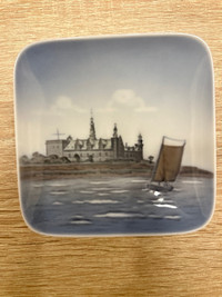 Royal Copenhagen porcelain bowl with Kronborg, 10x10cm.