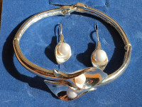 AVON “Cala Lily And Pearl” Bracelet And Earing Gift Set