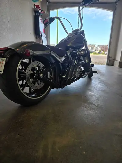 Mint condition (Hard Candy big flake). 7400kms. All fluids have recently been changed. Aftermarket b...