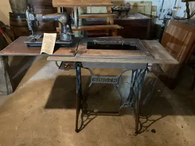 Machine a Coudre antique Singer avec manuel - pour restaurer. Peut valoir au dessus de 600$. Je suis...
