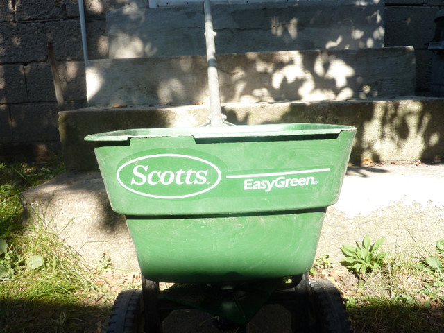 Scotts EasyGreen Grass/Seed Spreader in Plants, Fertilizer & Soil in City of Toronto