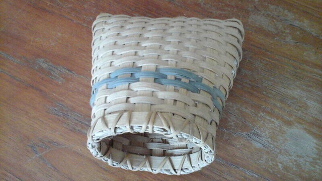CREE BIRCH BARK and ASH BASKETS- 2 BERRY BASKETs in Arts & Collectibles in Oshawa / Durham Region - Image 4