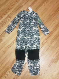 Boys camo suit. Size small(6)