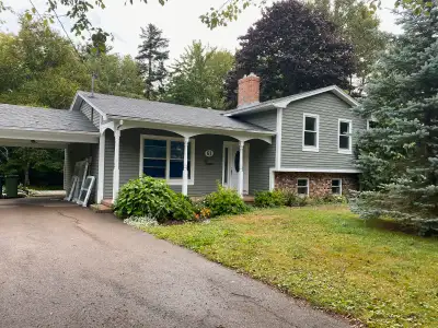 Beautiful 3 bed, 2 full bath family home in the heart of Stratford, on Glencove Drive, one of the mo...