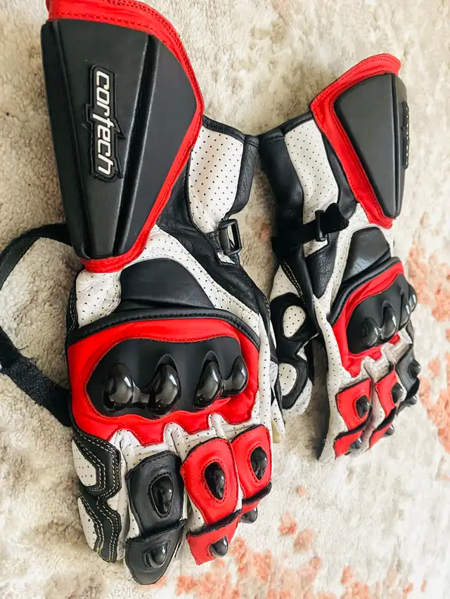 Cortech leather motocycle gloves  in Motorcycle Parts & Accessories in Red Deer - Image 4