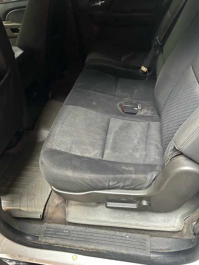  Chevrolet suburban  in Cars & Trucks in Chatham-Kent - Image 4