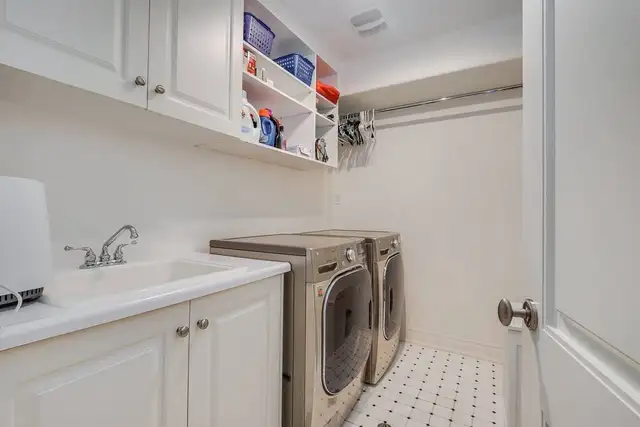 Bedrooms in a sweet home in Toronto's most prestigious midtown in Room Rentals & Roommates in City of Toronto - Image 8