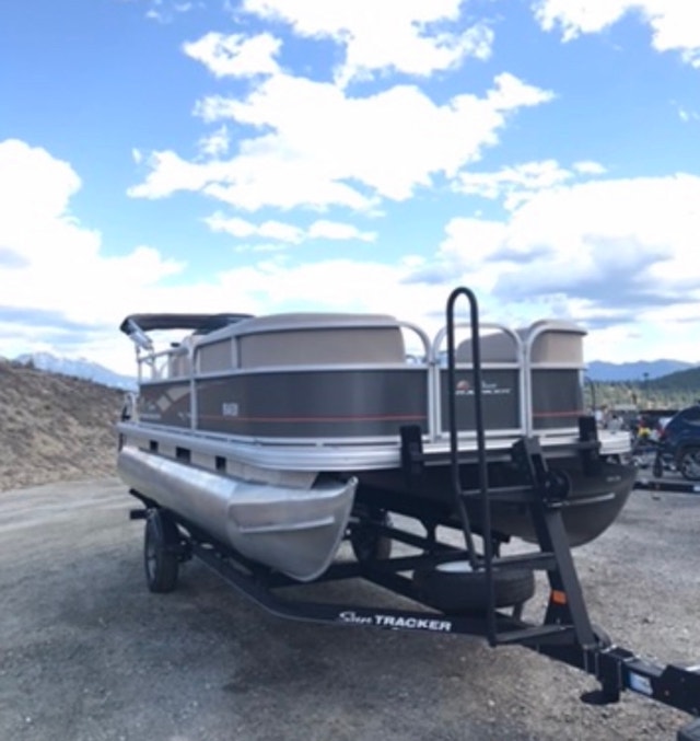 2018 SUNTRACKER DLX18 PONTOON BOAT Powerboats & Motorboats Calgary