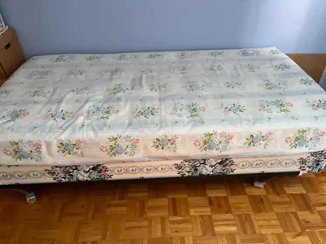 Lit simple in Beds & Mattresses in City of Montréal - Image 2