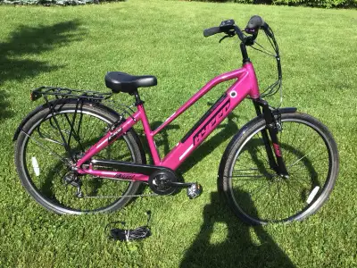 Get ready to electrify your commute with this Hyper E-Ride 700 electric bike! It features a step-thr...
