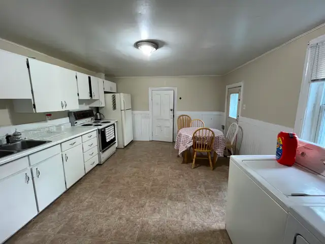 FURNISHED 4 BDRM HOUSE- Central to Campus!