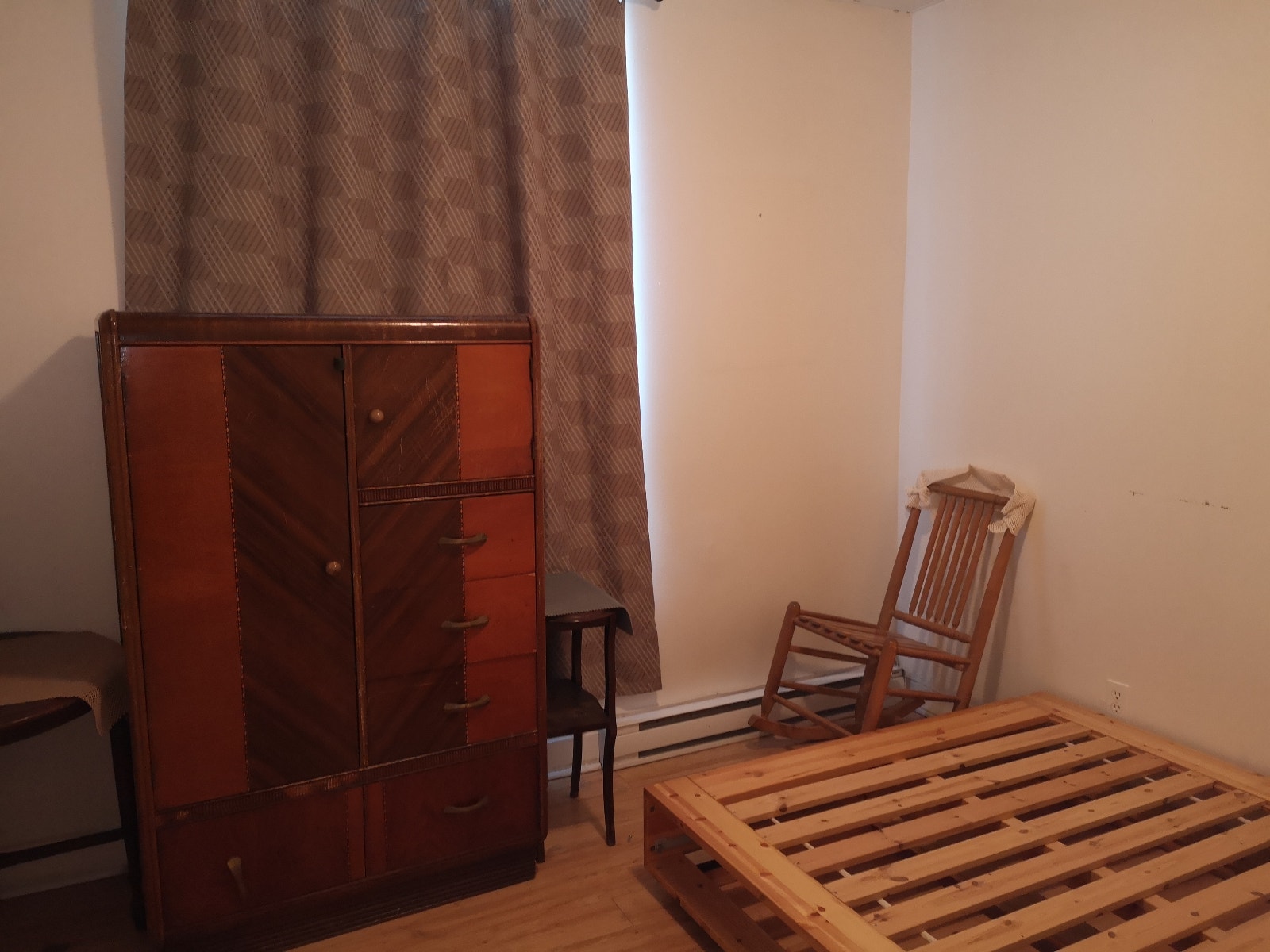 3-1/2, Subway/Metro Jolicoeur/Monk, 1050 $ /m — photo 3