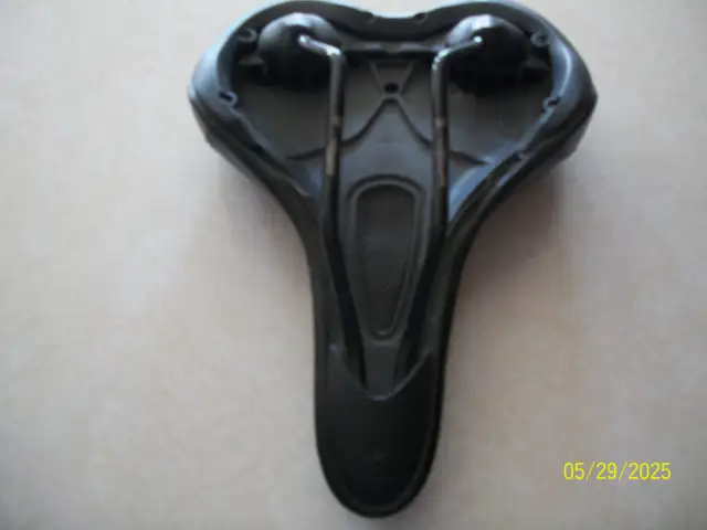 BIKE SEAT in Frames & Parts in Red Deer - Image 2