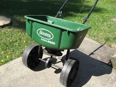 Scott fertilizer spreader, like new, $20