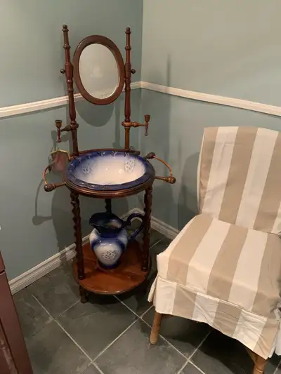 Antique wash stand, excellent condition. $100 obo