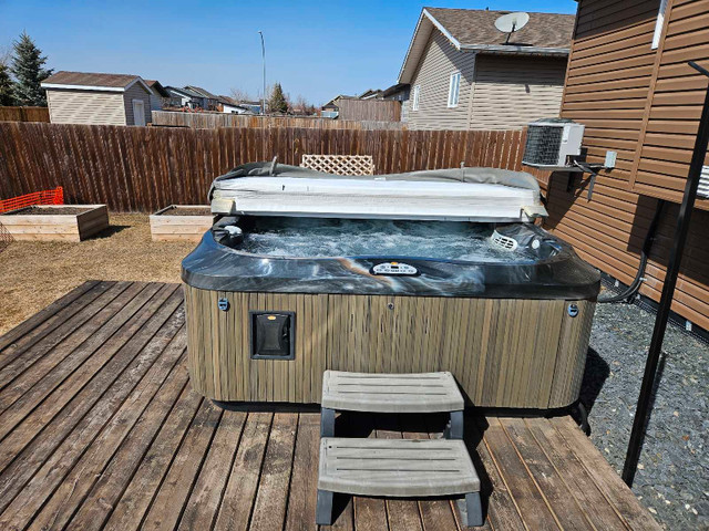 Jacuzzi J365 Hot Tub in Hot Tubs & Pools in Portage la Prairie - Image 2
