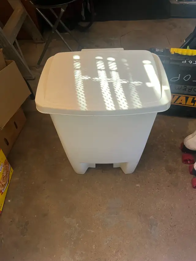 small garbage cans448300844424908801