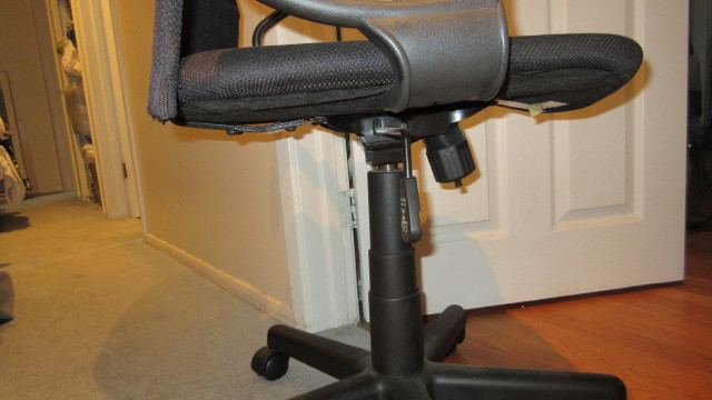 High back office chair with arm rest (Delivery neg) in Chairs & Recliners in Ottawa - Image 4
