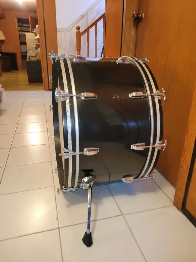 28" Ludwig, black bass drum. Late 1970s. in Drums & Percussion in Mississauga / Peel Region - Image 4