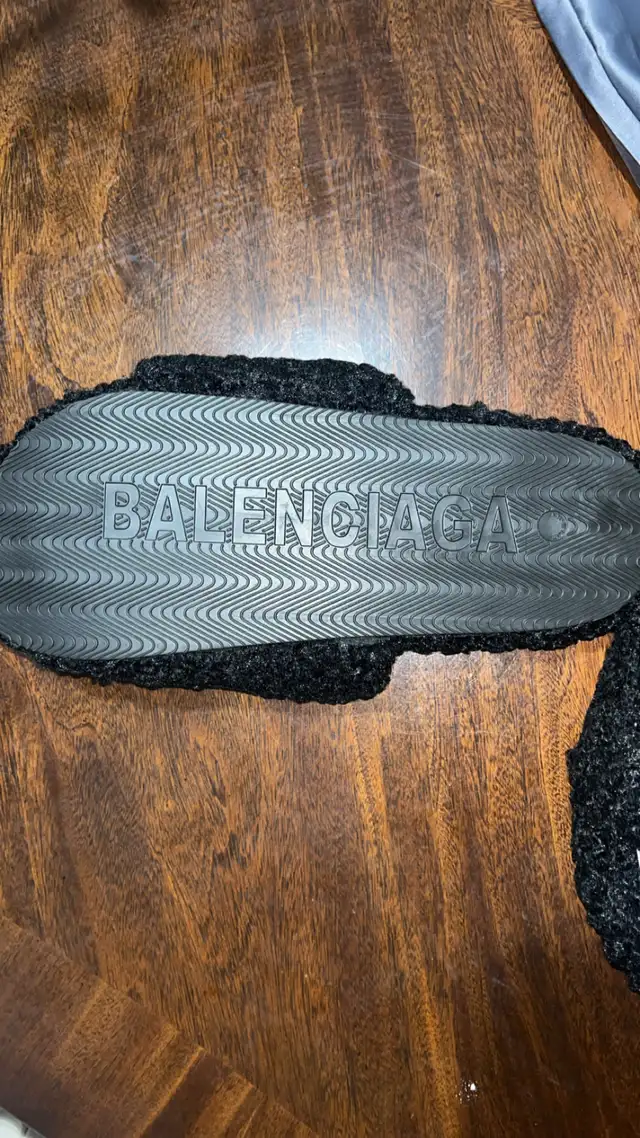 women’s and men’s slides  in Other in City of Montréal - Image 3