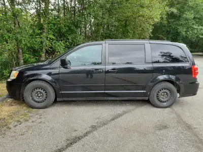 Dodge grand caravan 2013 225xxx km Immatriculé au Québec Car: - Plaquettes de frein juin 2025 - Etri...