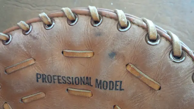 Vintage Baseball Glove, Expos, 5526, Professional Model in Arts & Collectibles in Stratford - Image 7