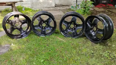 95$ pour 4 Jantes en acier GM#9598032 17 pouces de General Motors (GM) Voir les phtos pour les spéci...